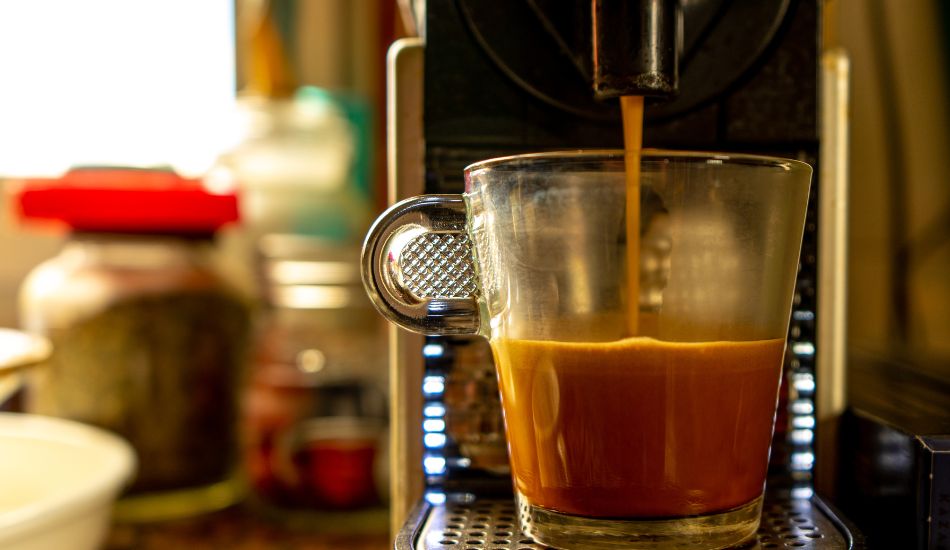 differenza tra il caffè decaffeinato prodotto con solventi chimici e quello artigianale 100% naturale